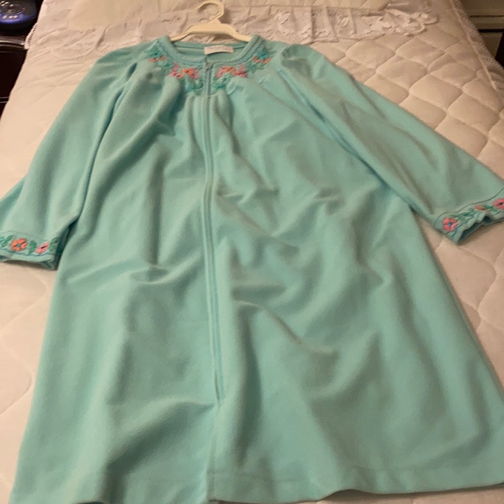 Vintage made in USA Gossard artemis housecoat/robe